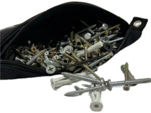 em um fundo branco, estojo multiuso da Bufalo CWB aberto com pregos e parafusos em seu interior