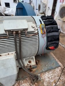 foto do rolinho Bufalo CWB aberto como prateleira apoiada em um motor industrial