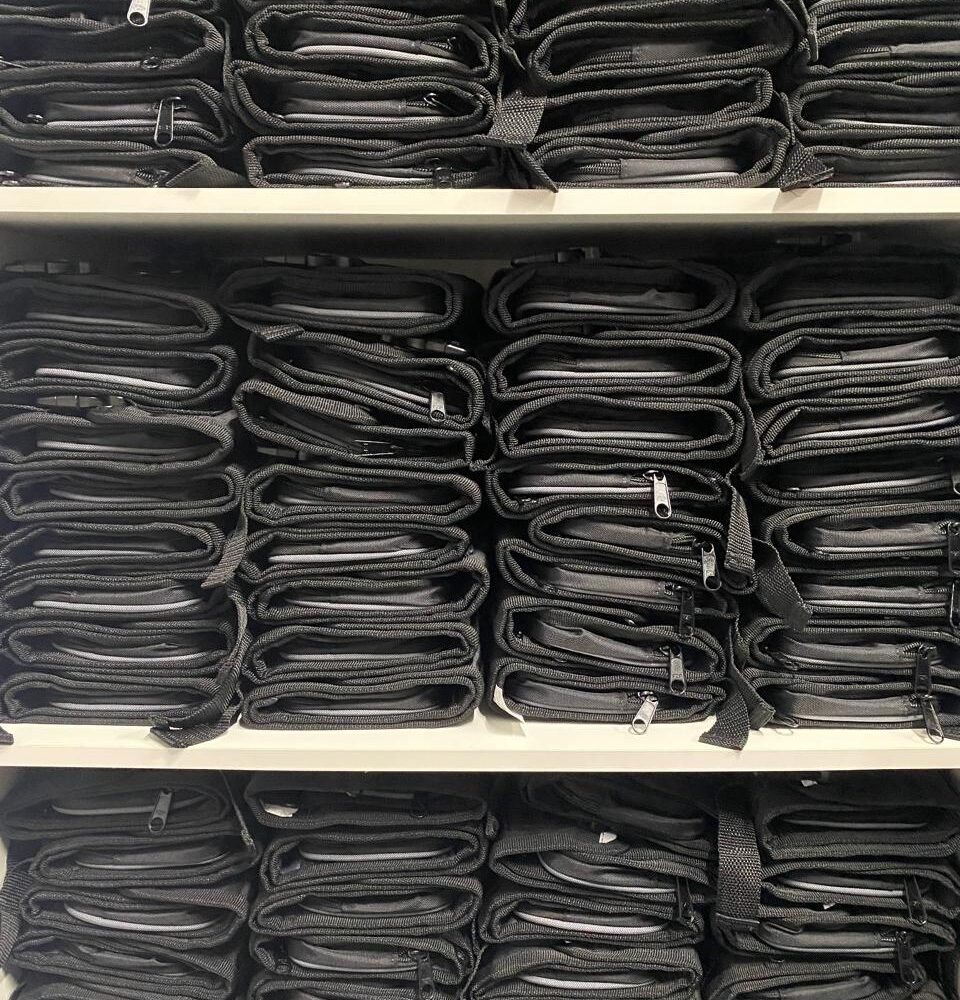 Três prateleiras cheias com o rolinho da Bufalo CWB para ilustrar bolsa de ferramentas resistente