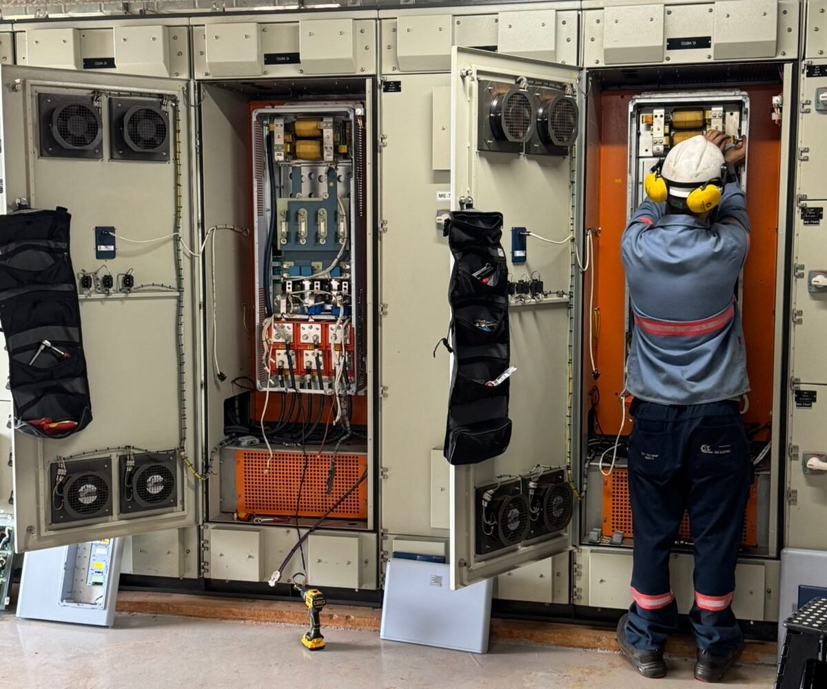 profissional em ambiente industrial utilizando dois rolinhos da Bufalo CWB