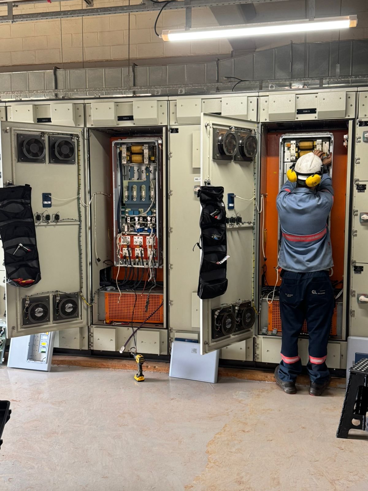 profissional em ambiente industrial utilizando dois rolinhos da Bufalo CWB