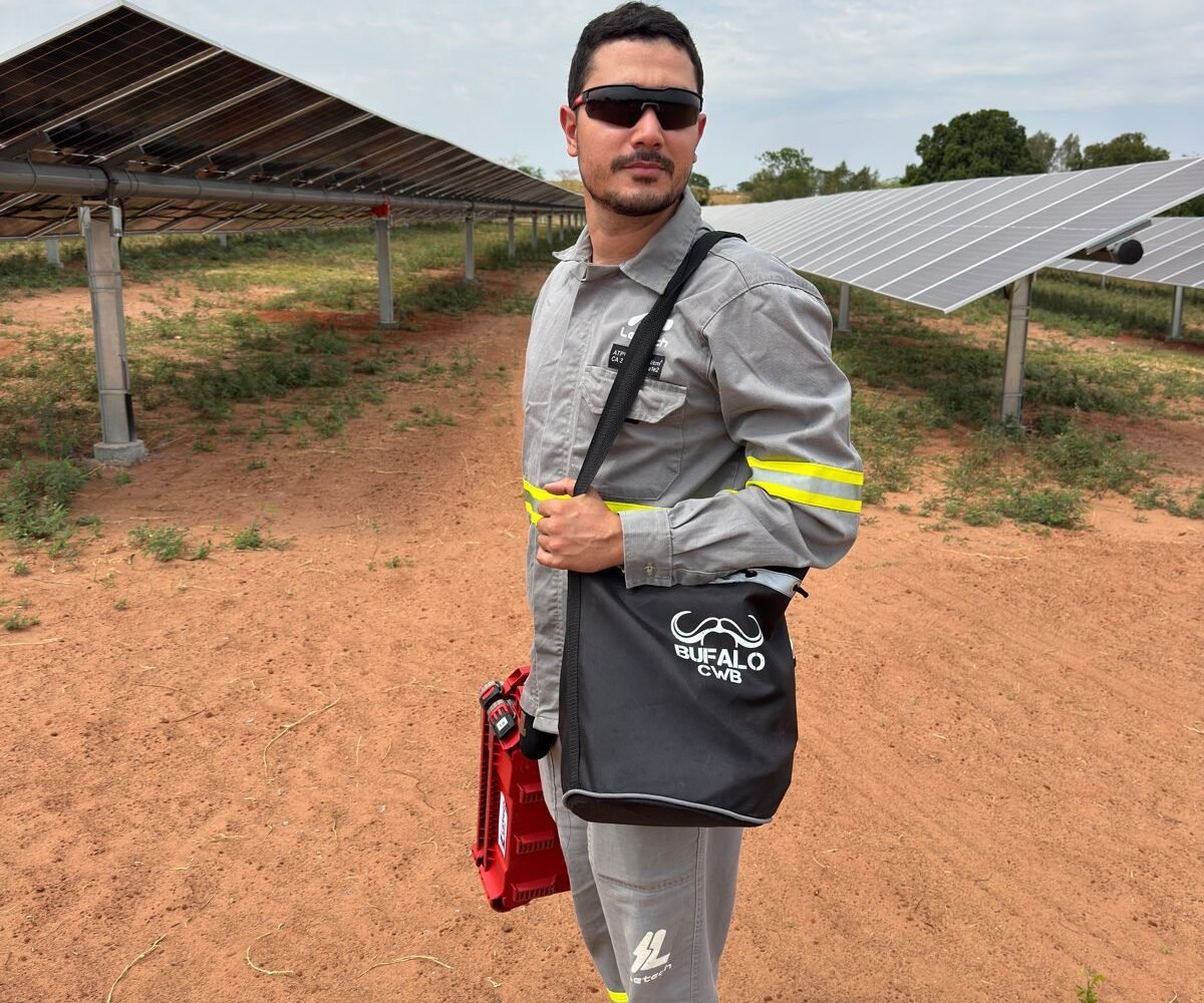 Profissional em campo portando à tiracolo a bolsa balde para ferramentas da Bufalo CWB