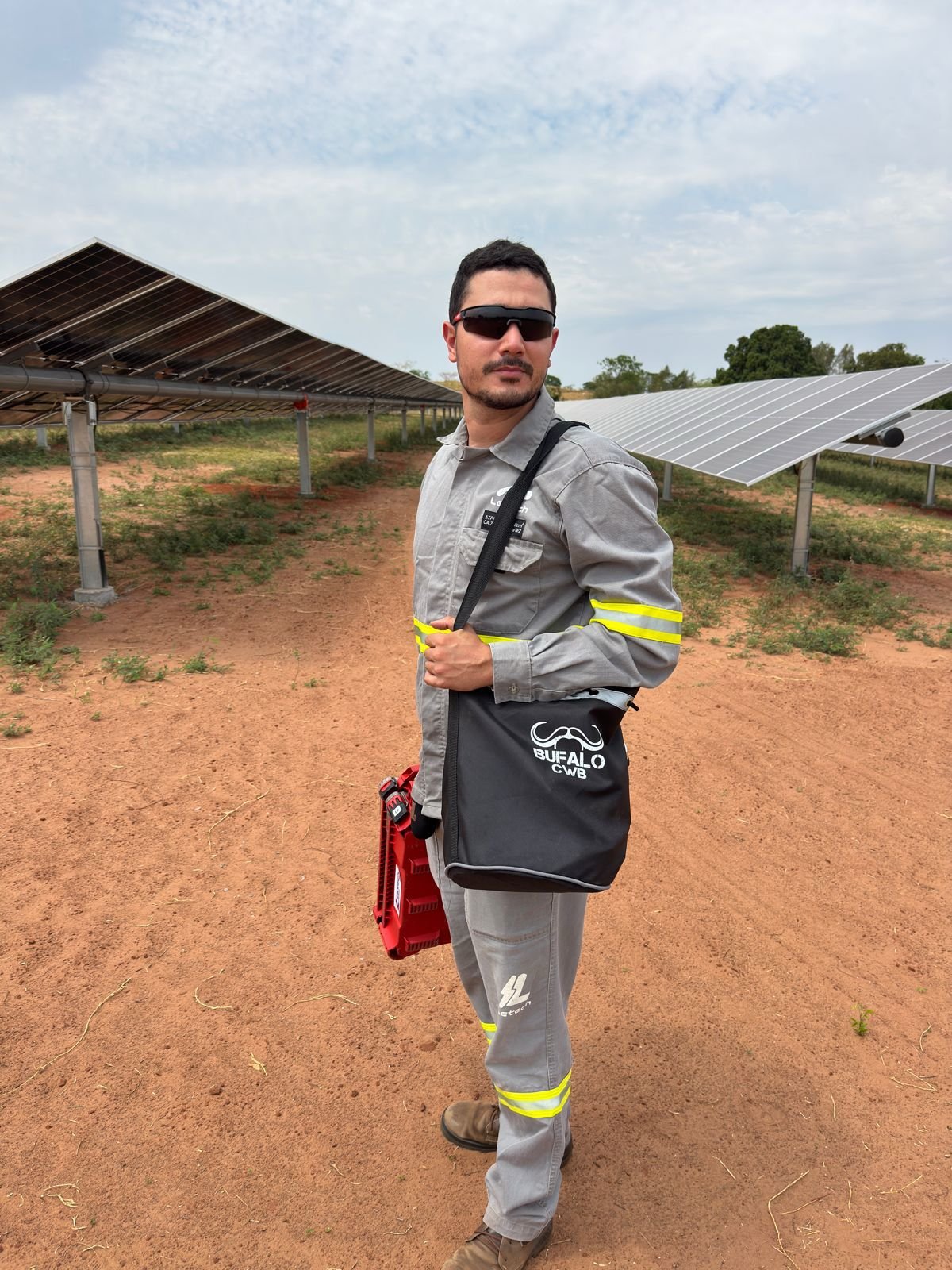 Profissional em campo portando à tiracolo a bolsa balde para ferramentas da Bufalo CWB
